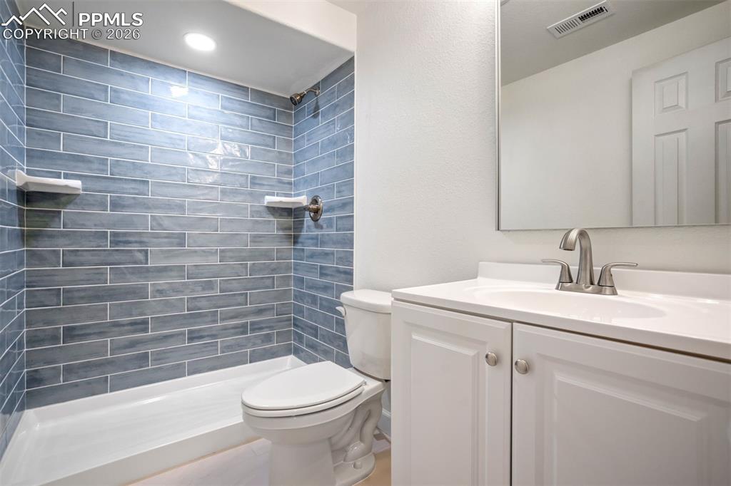 Image 35 of 40: Bathroom