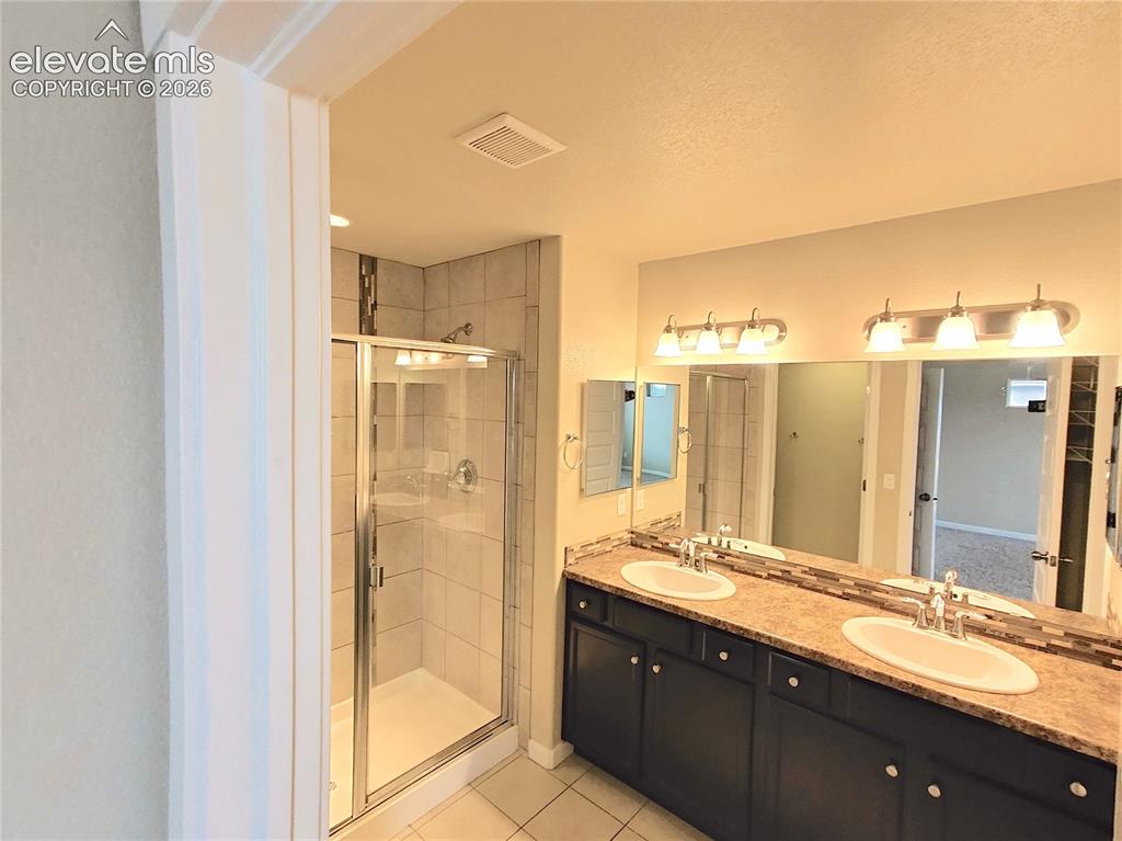Image 14 of 37: Bathroom