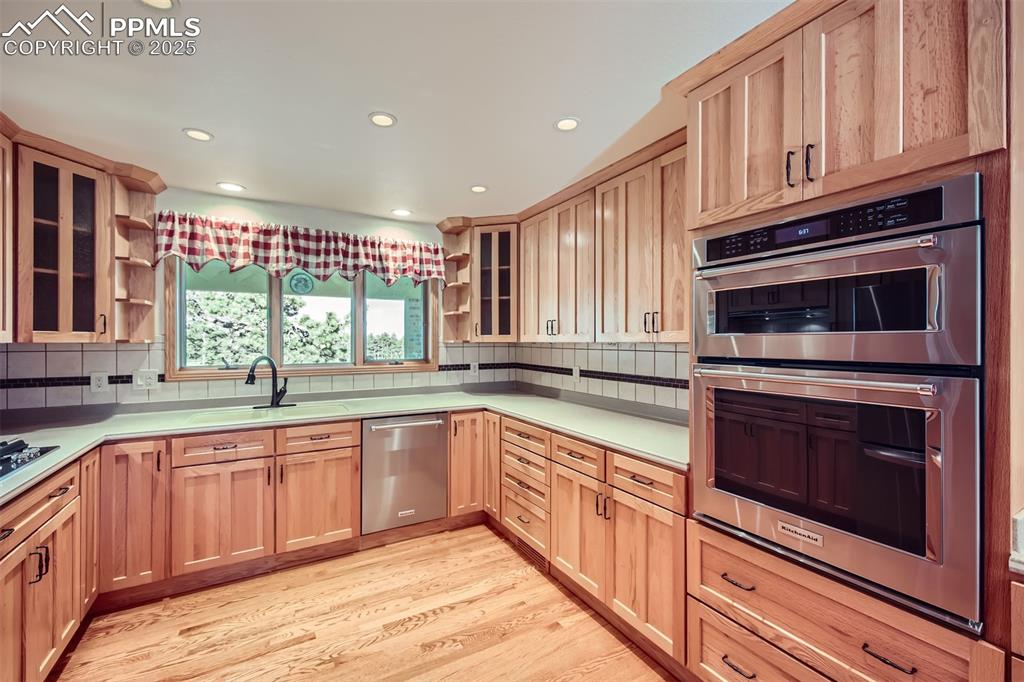 Image 16 of 50: Kitchen