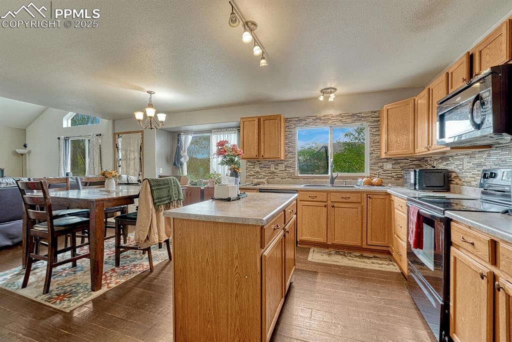 Image 10 of 47: Kitchen