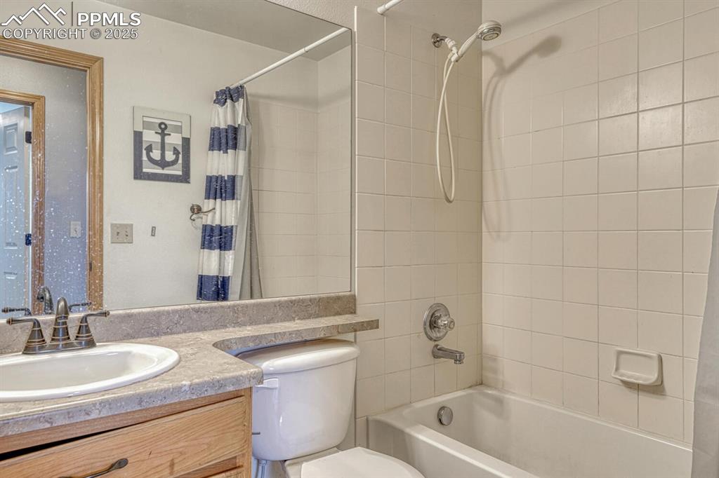 Image 20 of 47: Bathroom