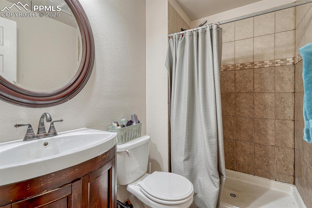 Image 32 of 47: Bathroom