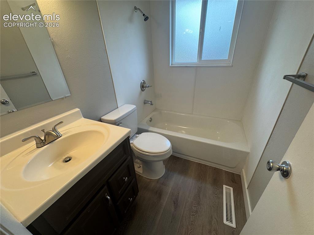 Image 19 of 35: Bathroom
