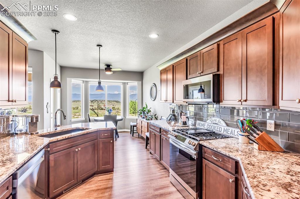Image 14 of 46: Kitchen
