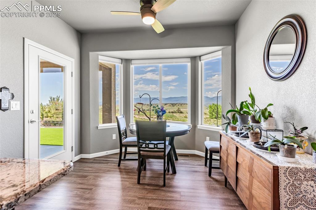 Image 16 of 46: Dining Area