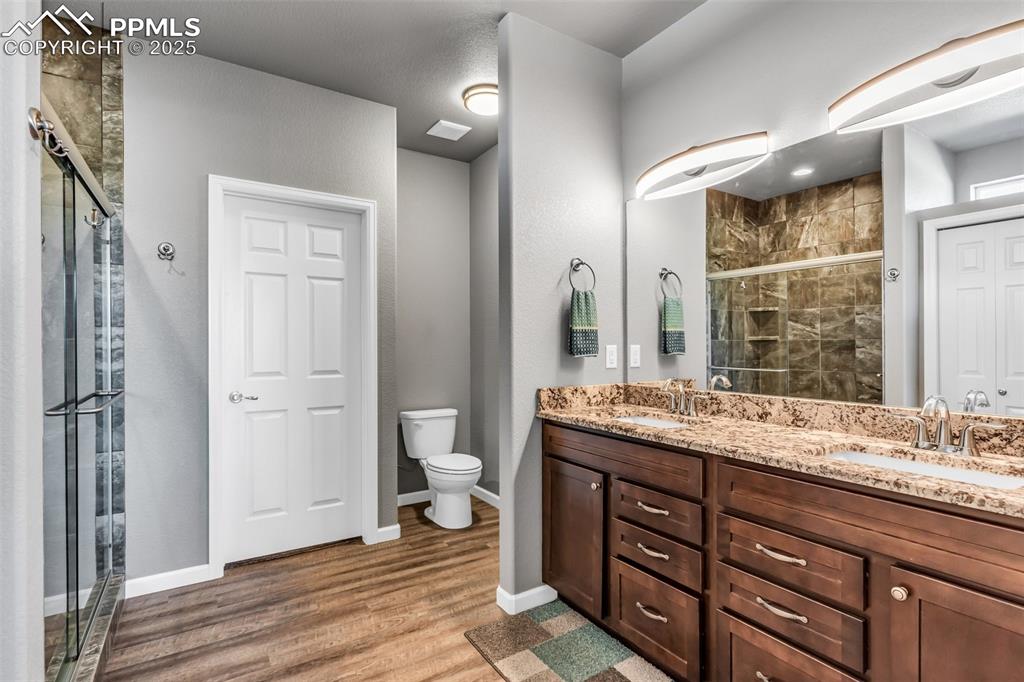 Image 19 of 46: Bathroom