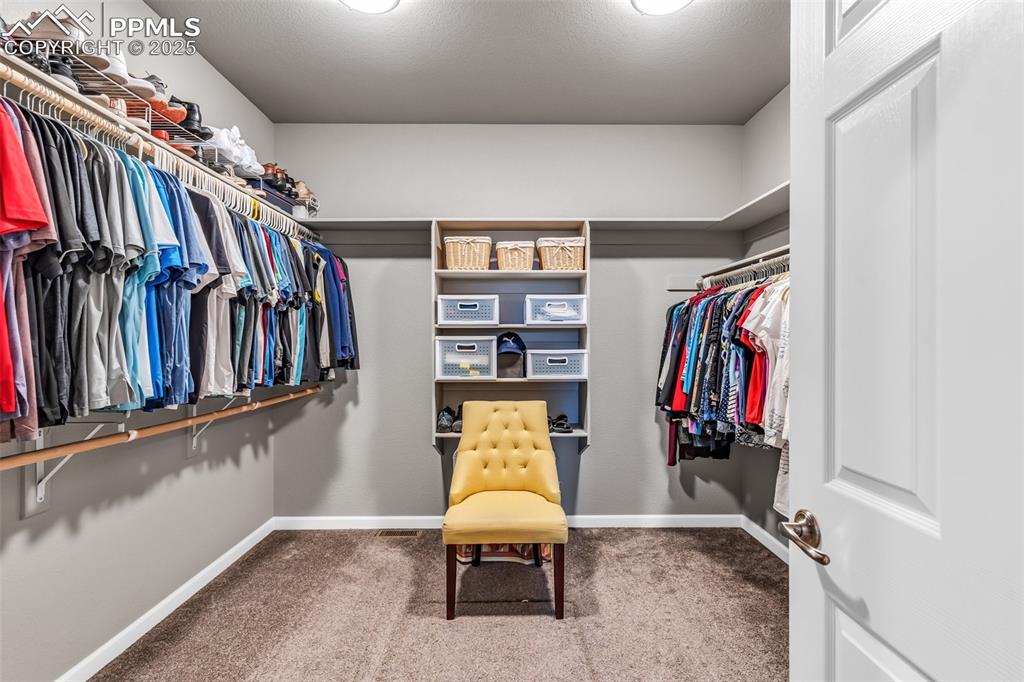 Image 21 of 46: Closet