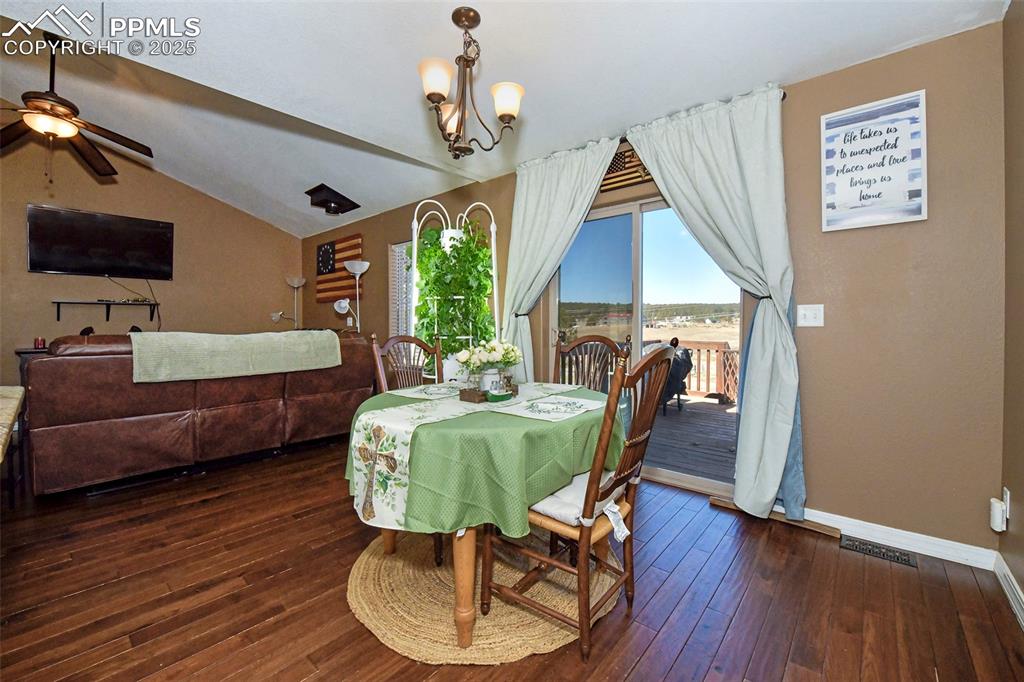 Image 15 of 50: Dining Area