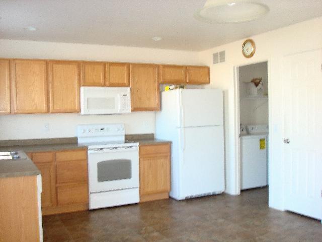 Image 2 of 8: Kitchen