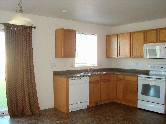 Image 3 of 8: Kitchen
