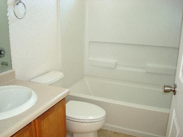 Image 8 of 8: Bathroom