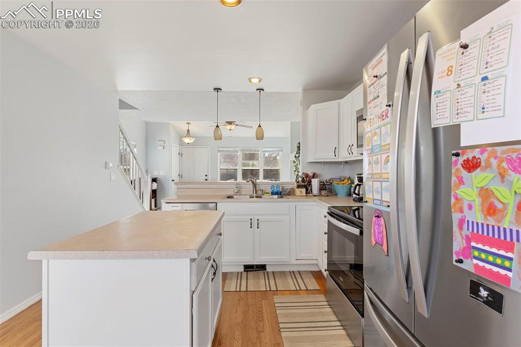 Image 11 of 32: Kitchen