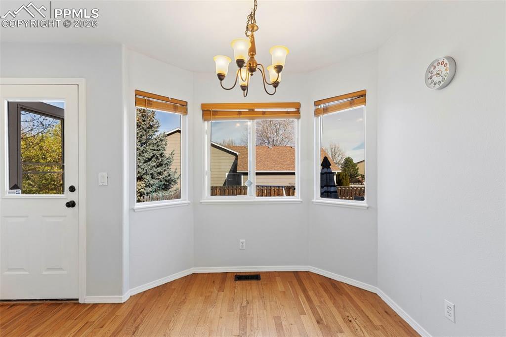 Image 12 of 32: Dining Area