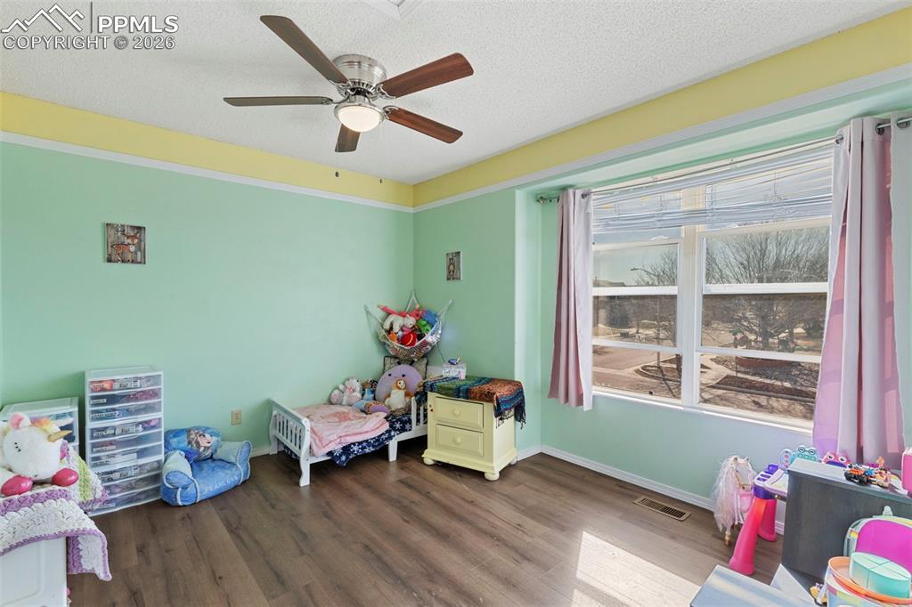 Image 19 of 32: Bedroom