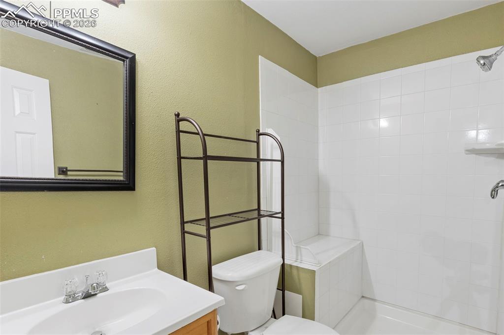 Image 23 of 32: Bathroom