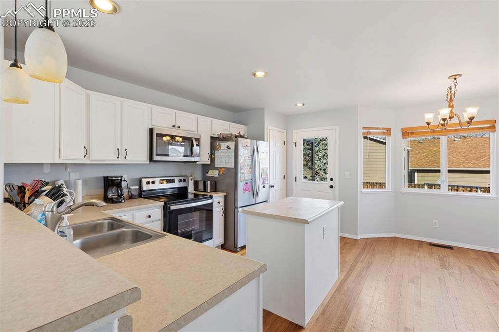 Image 8 of 32: Kitchen