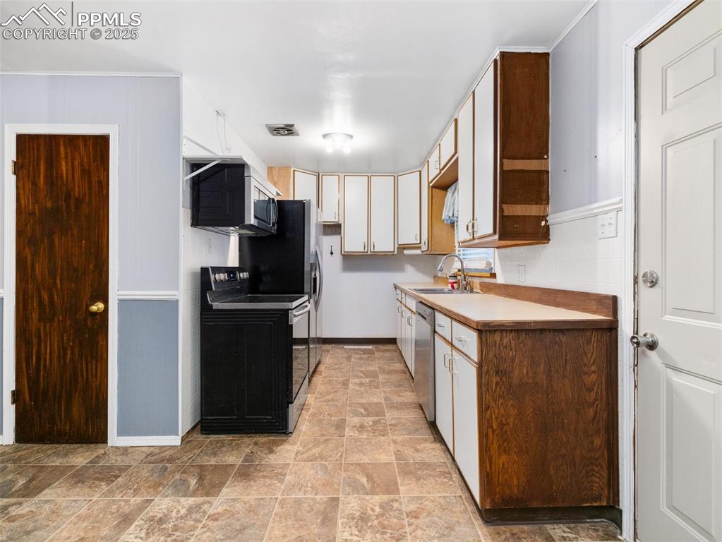 Image 10 of 23: Kitchen