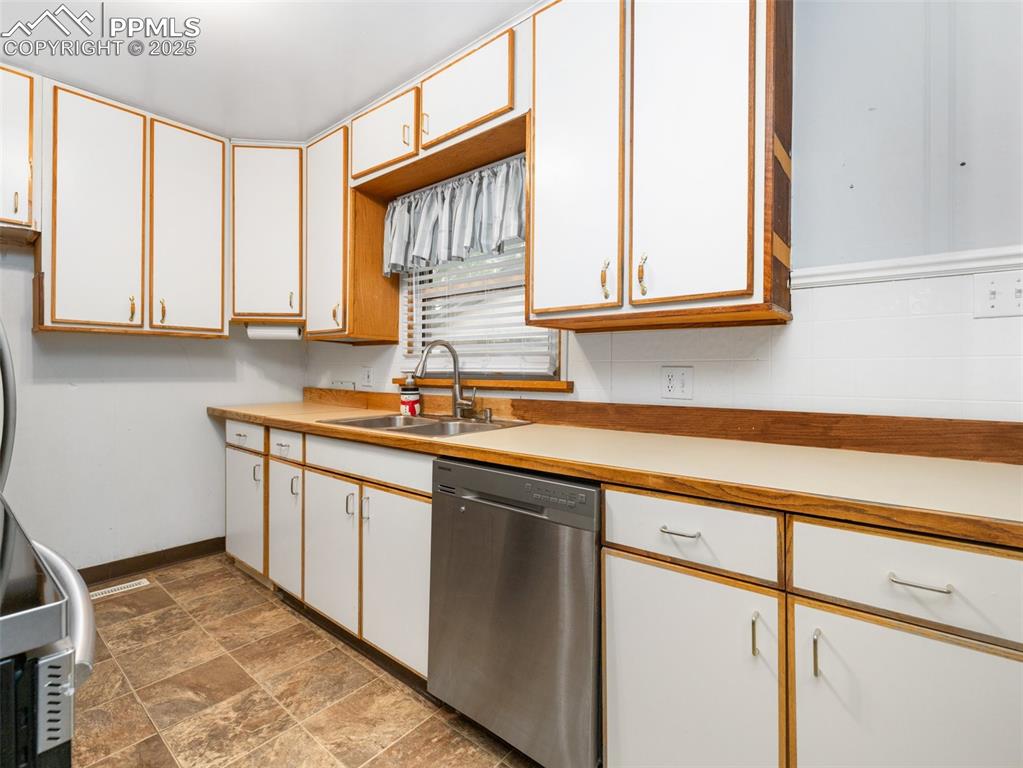 Image 11 of 23: Kitchen