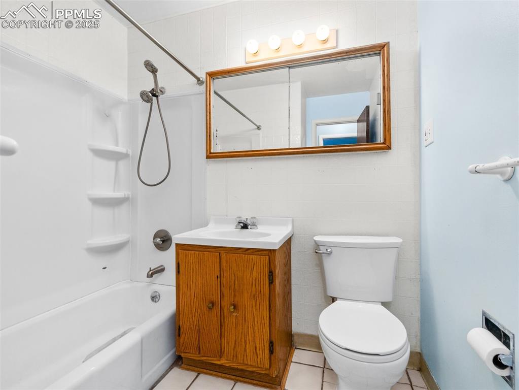 Image 15 of 23: Bathroom