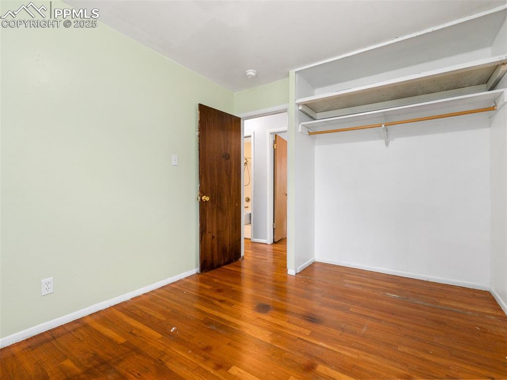 Image 17 of 23: Bedroom