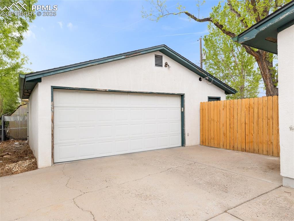 Image 3 of 23: Garage