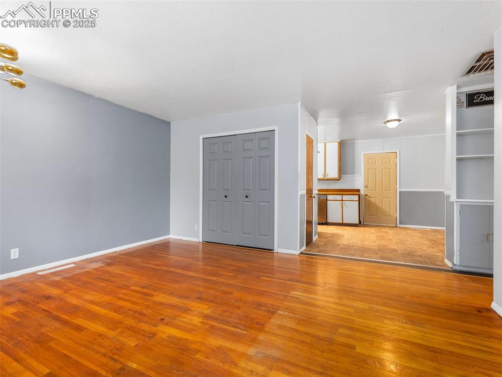 Image 5 of 23: Living Room