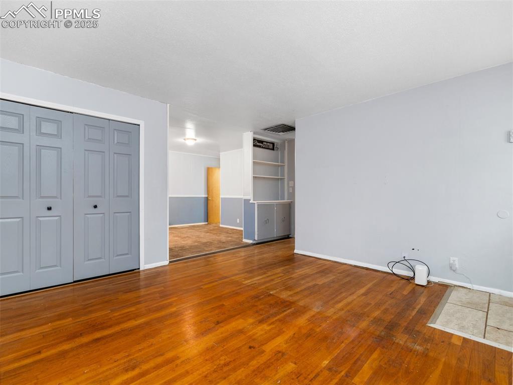 Image 6 of 23: Living Room