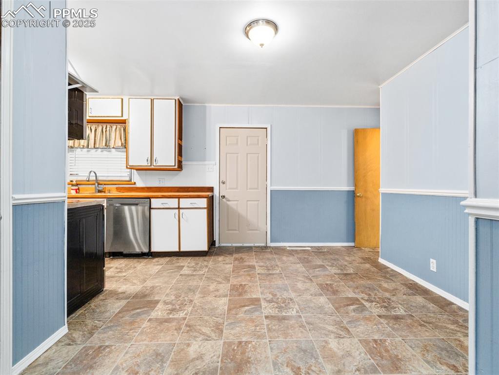 Image 9 of 23: Kitchen