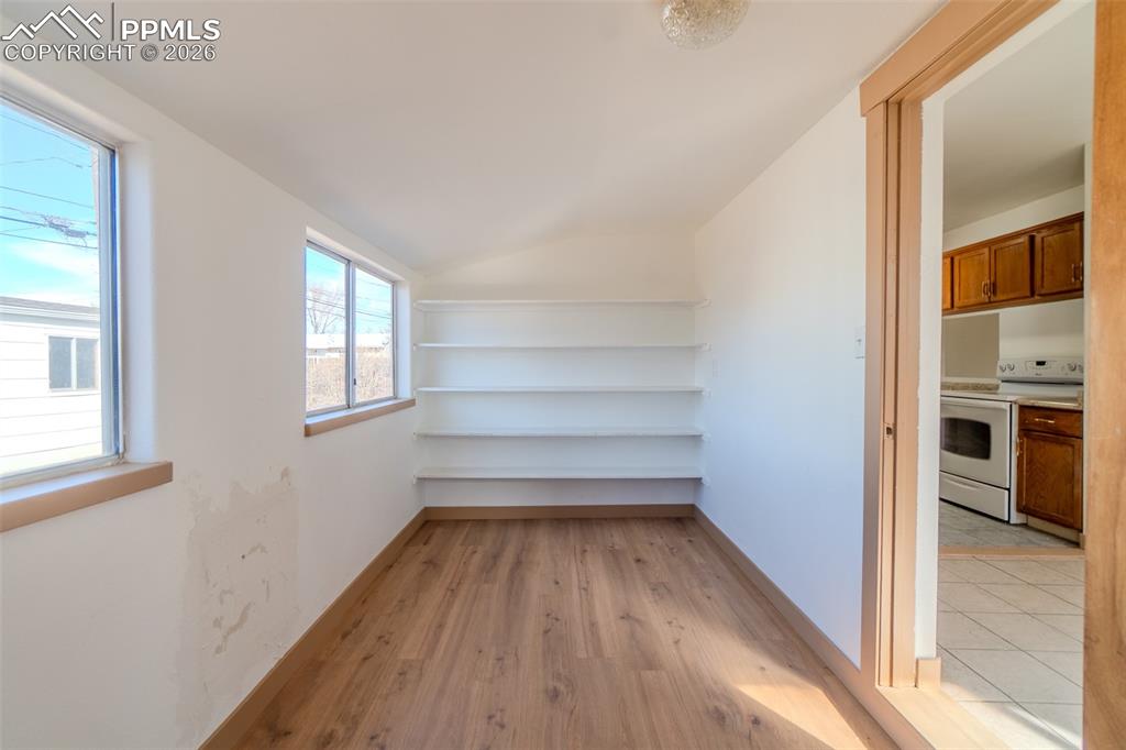 Image 11 of 44: Flex space 