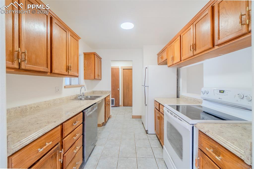 Image 15 of 44: Kitchen