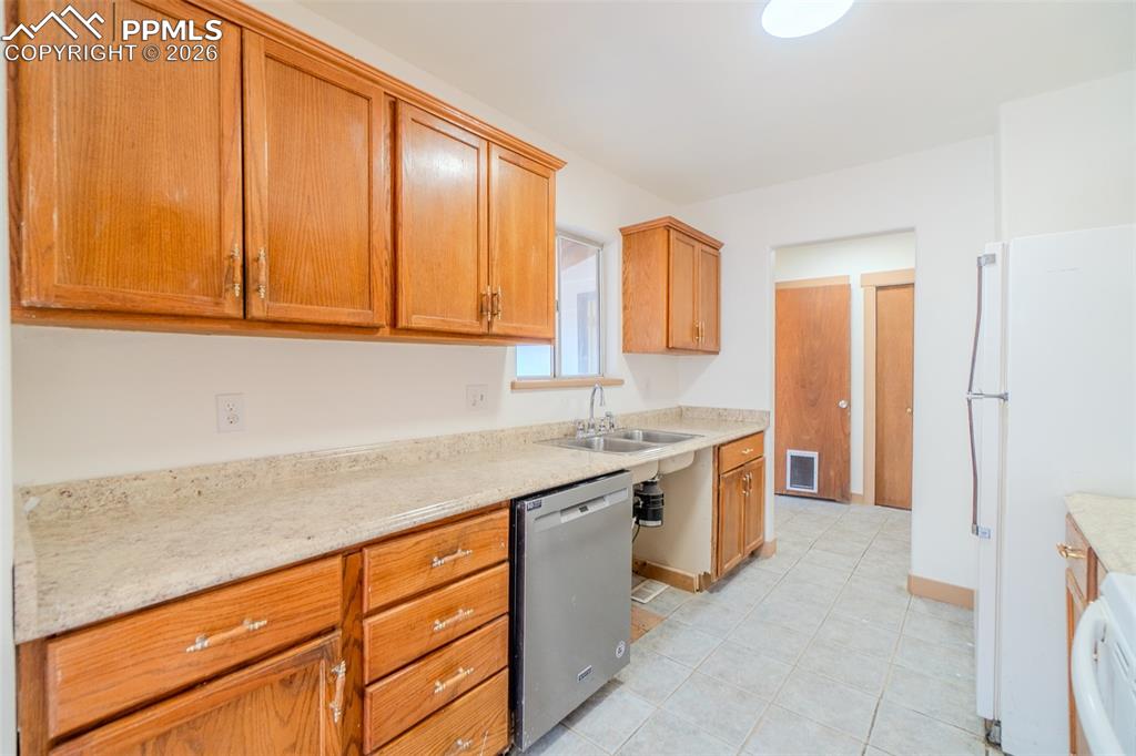 Image 16 of 44: Kitchen