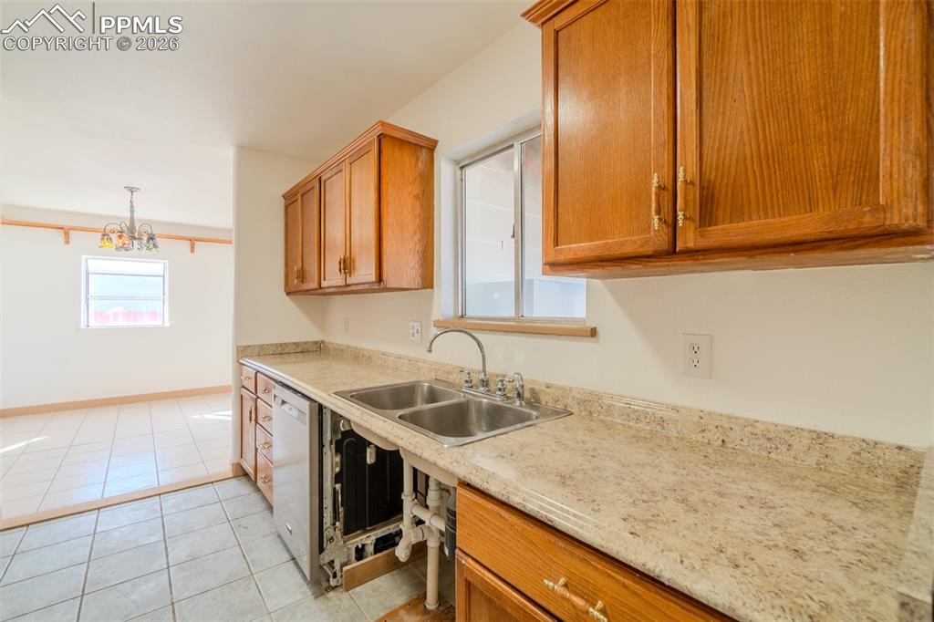 Image 18 of 44: Kitchen