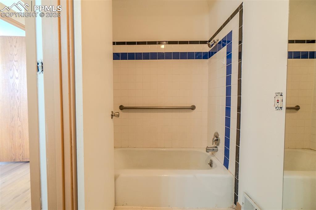 Image 32 of 44: Bathroom