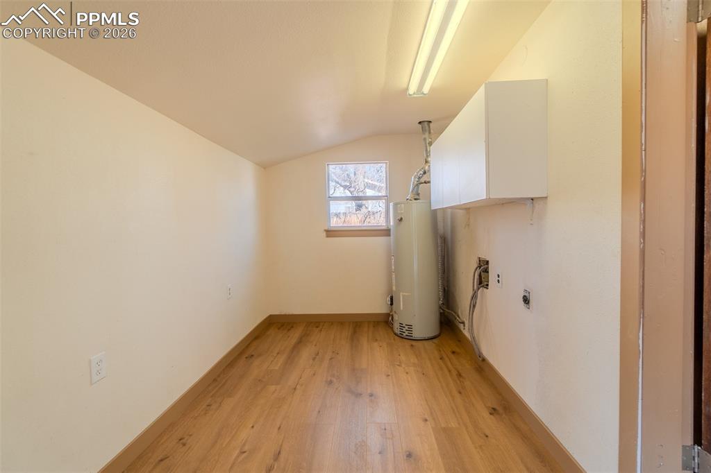 Image 33 of 44: Utility Room