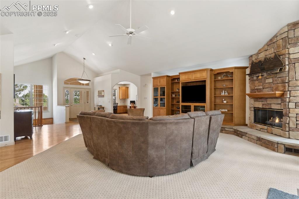 Image 9 of 50: Great Room