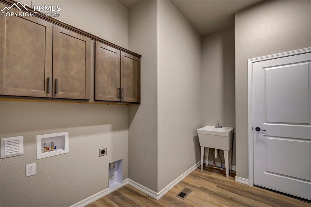 Image 18 of 32: Laundry