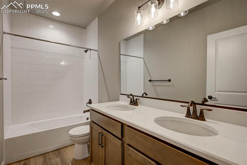 Image 31 of 32: Bathroom