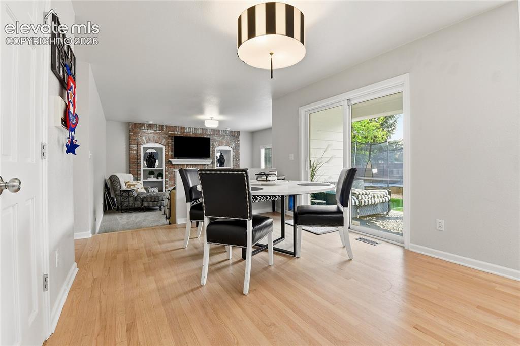 Image 14 of 46: Dining Area