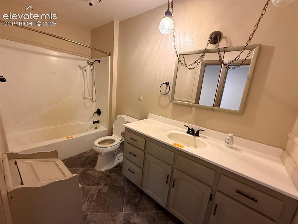 Image 14 of 50: Bathroom