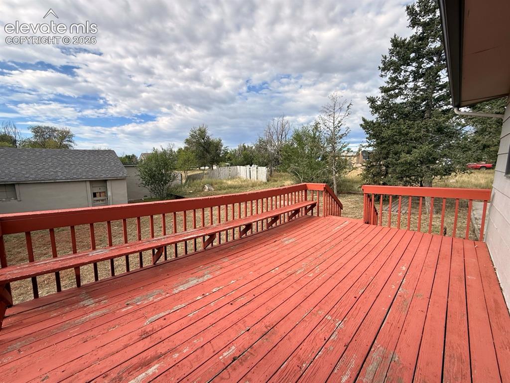 Image 42 of 50: Deck