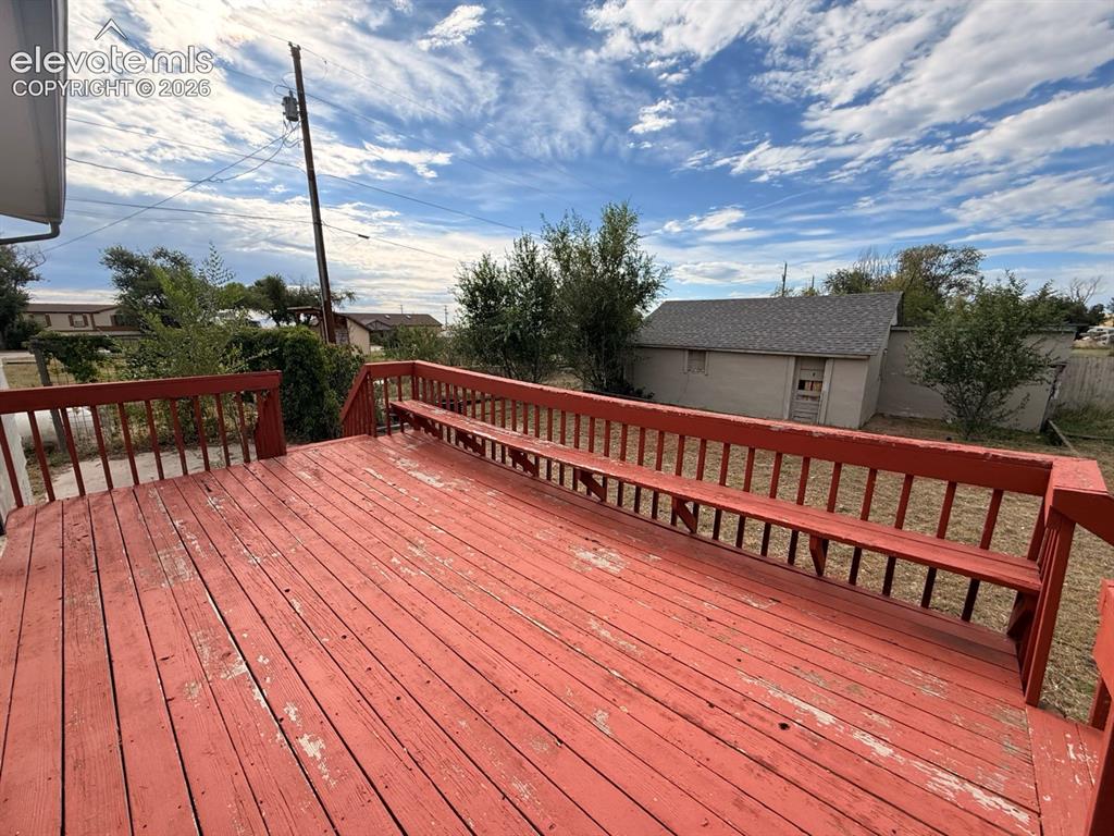 Image 43 of 50: Deck