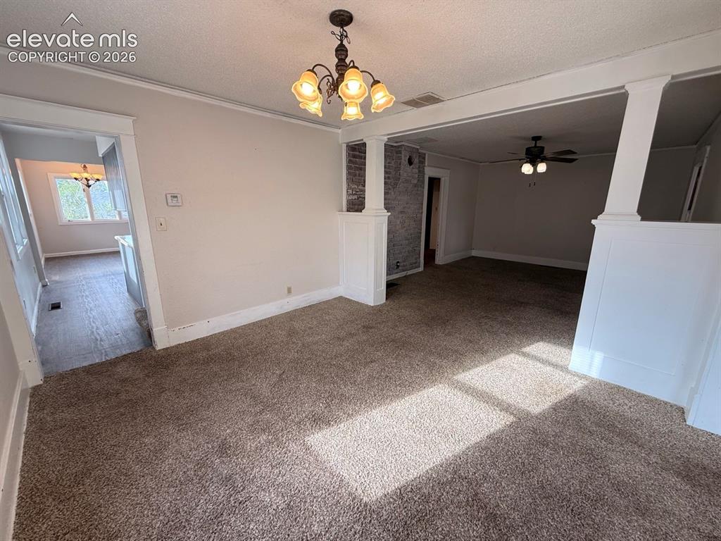 Image 8 of 50: Living Room
