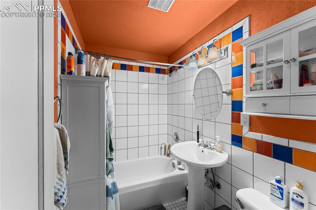 Image 10 of 34: Bathroom