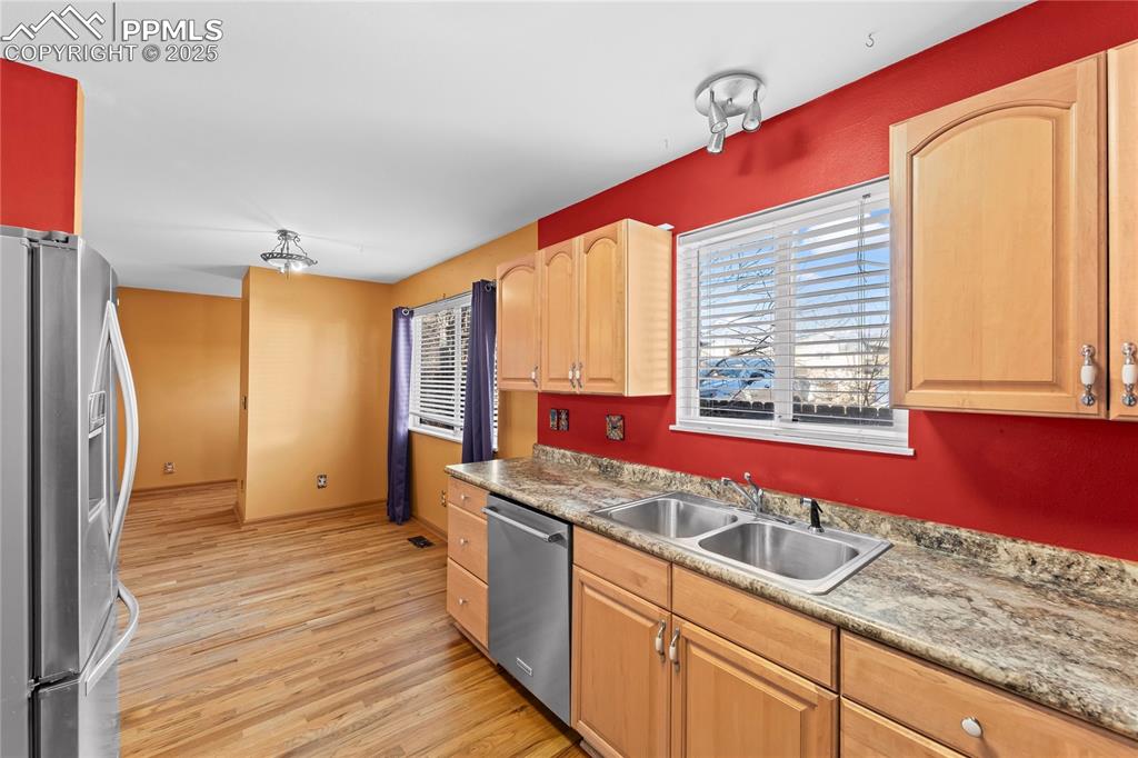 Image 21 of 34: Kitchen