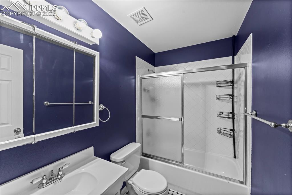 Image 37 of 39: Bathroom