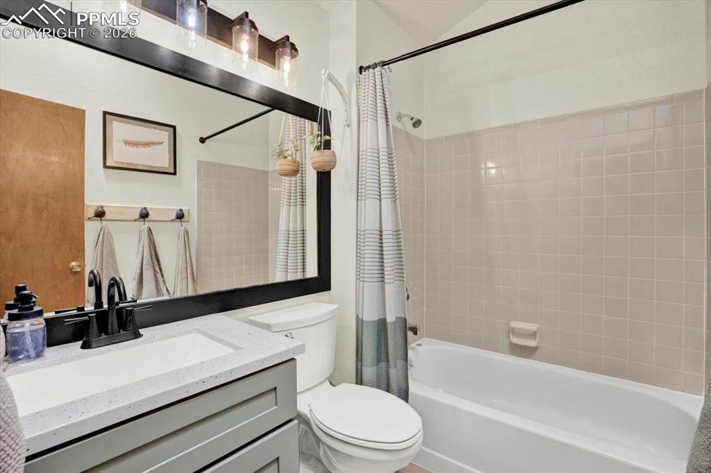 Image 21 of 39: Bathroom