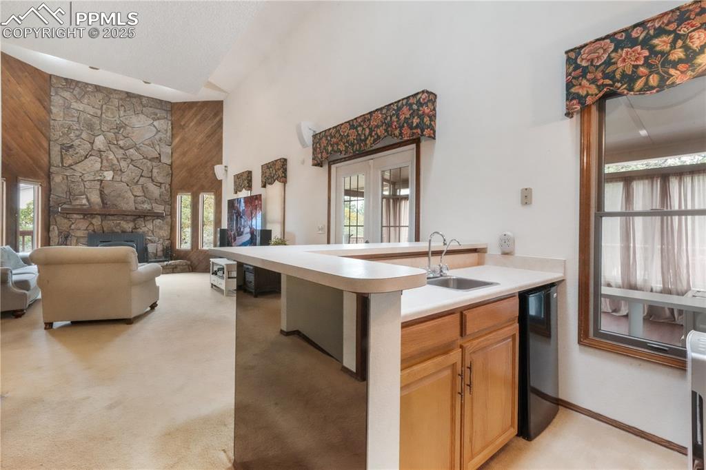 Image 17 of 50: Bar area off of living room, access to back sunroom