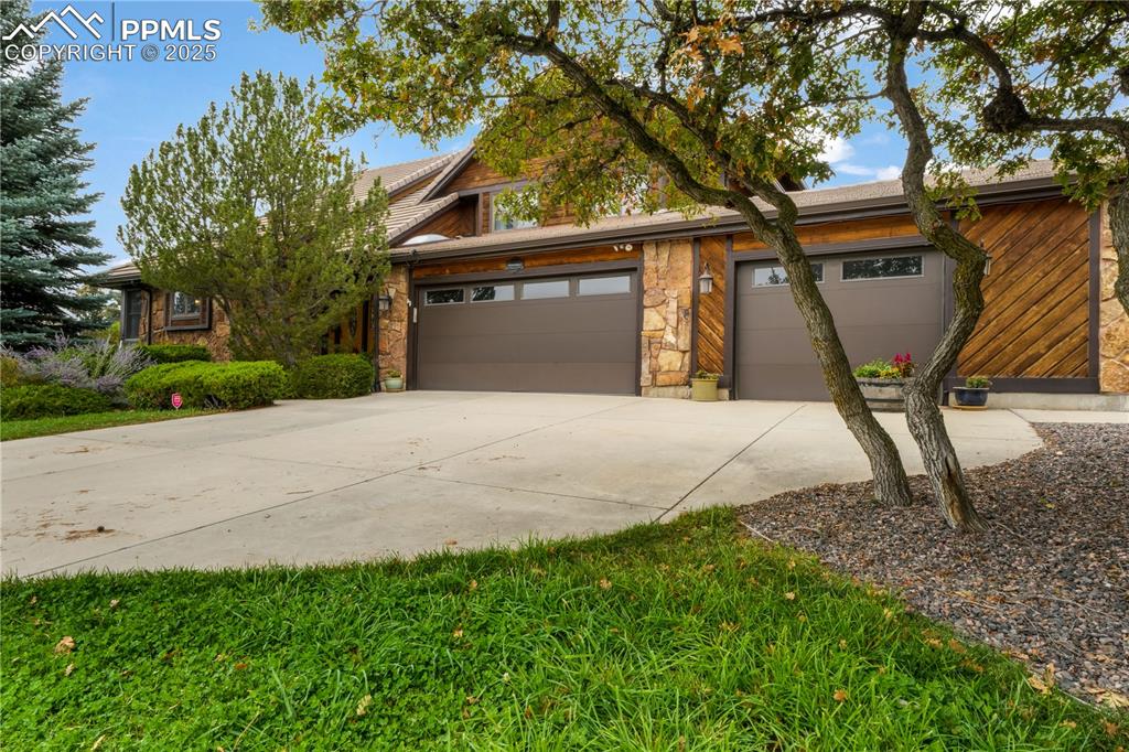 Image 3 of 50: 3 car garage