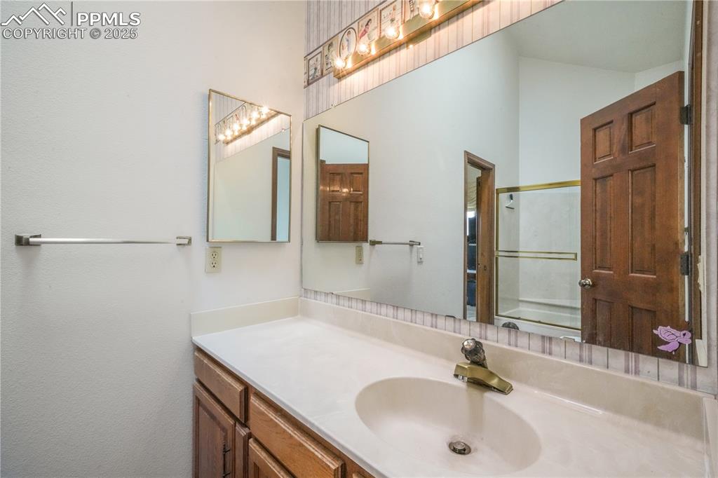 Image 33 of 50: Upper level full bathroom