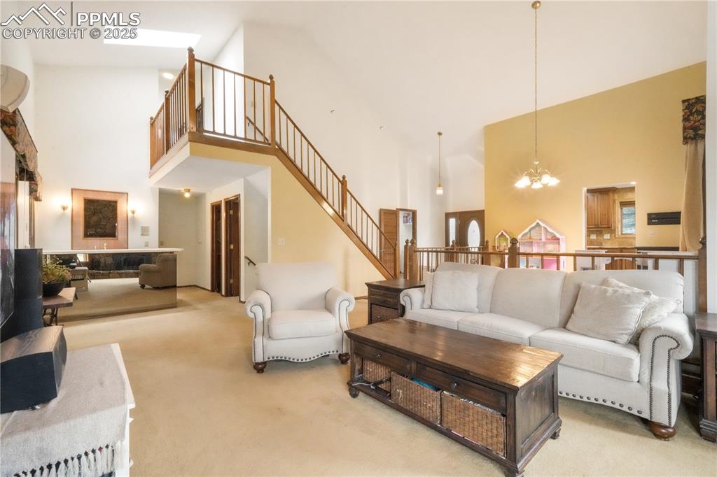 Image 4 of 50: Front entry, open concept